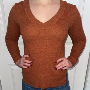 GAP Women's V-Neck Sweater in Rust